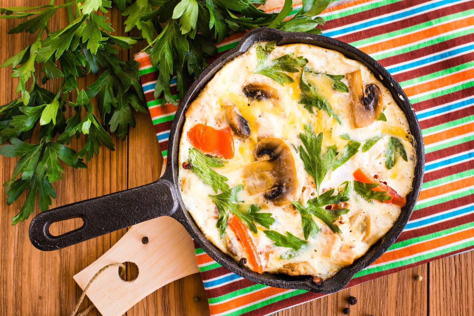 Frittata aux légumes et aux champignons dans une poêle en fonte